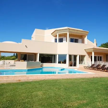 Lavish With Private Swimming Pool